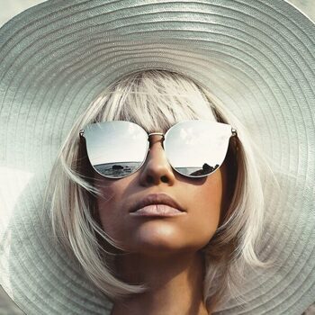 Glasbild „Beauty with sunglasses“ 100 x 100 cm