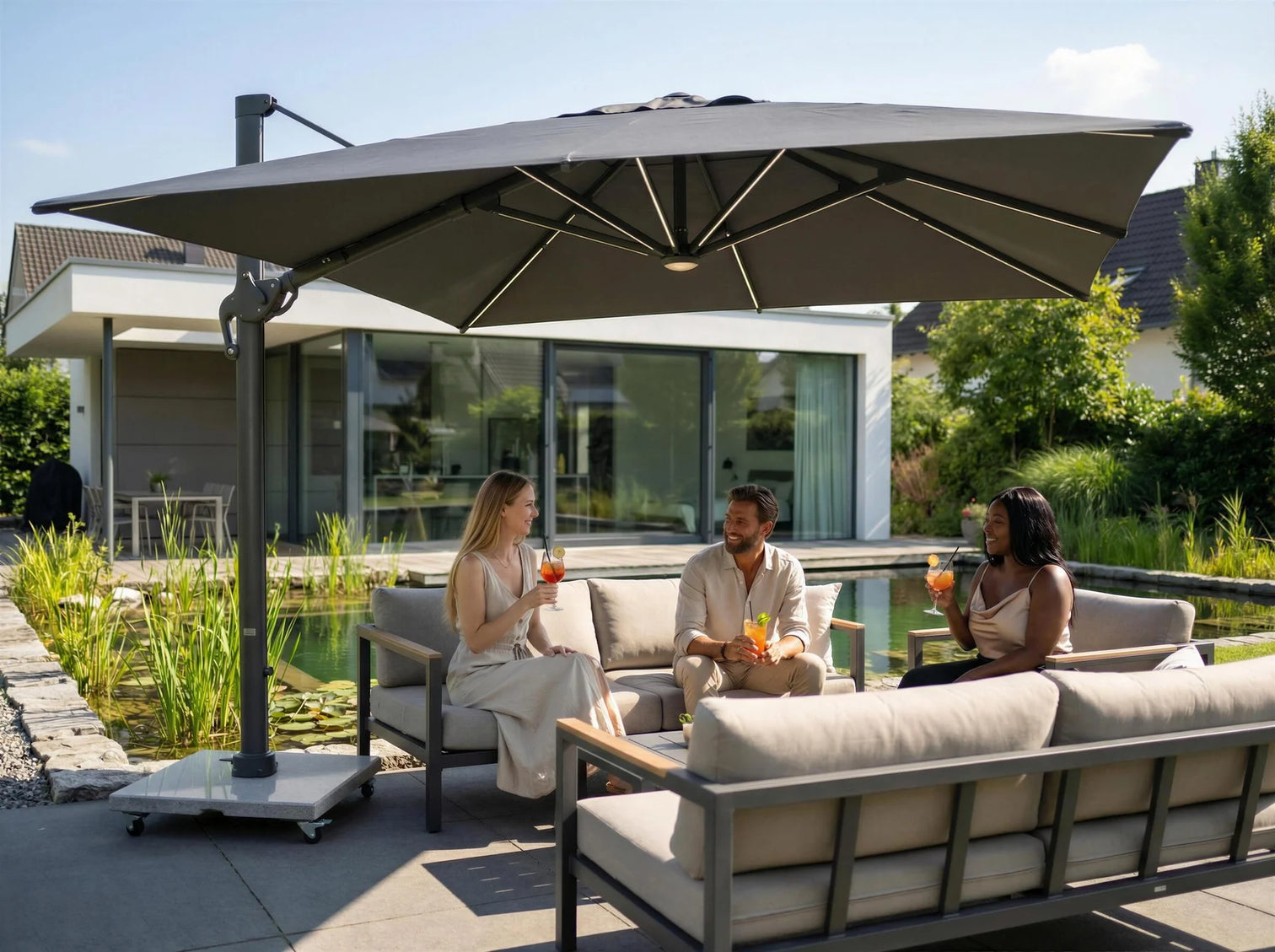 
Parasol déporté 360° haut de gamme « Roma Deluxe » avec LED solaire intégrée - Beige / 300 x 400 cm