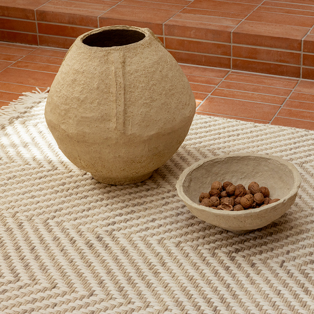 
Handgewebter Designer Teppich „Atelier Twill“ - aus 100% reiner Schurwolle - 140 x 200 cm / Hellbeige
