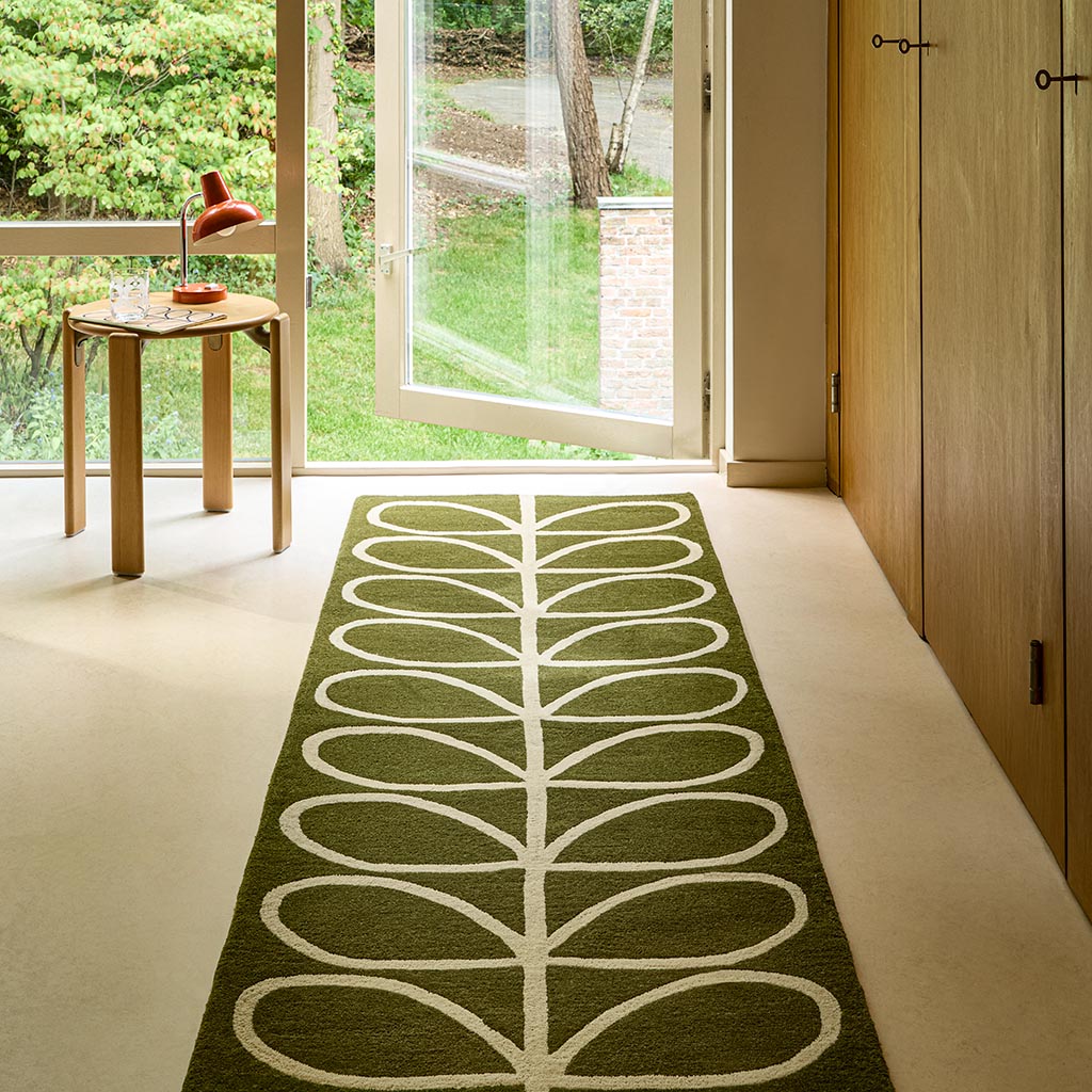 
Designer Fußläufer „Linear Stem Olive“ - handgetuftet, aus 100% reiner Schurwolle - 67 x 230 cm