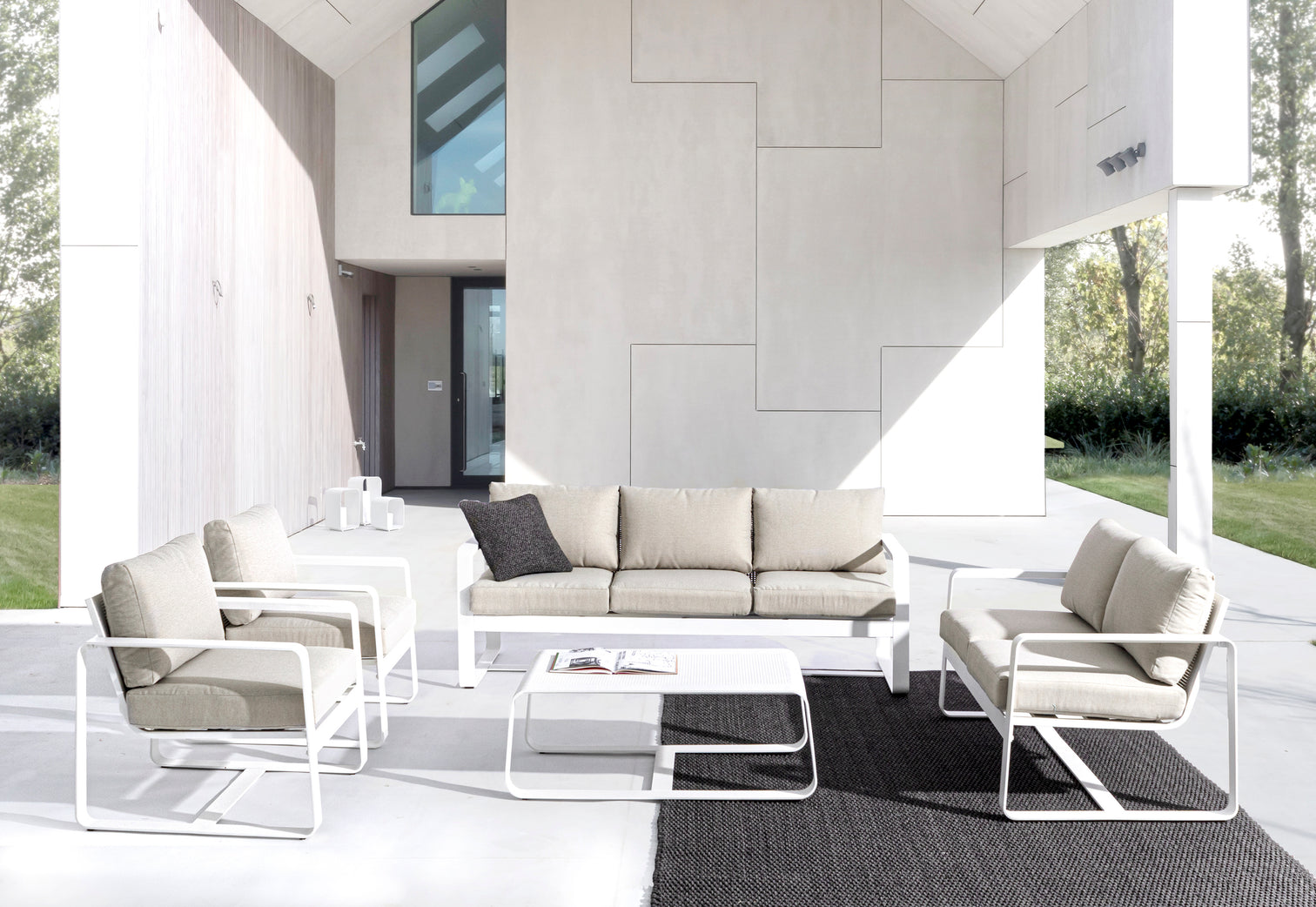 
High-Quality Outdoor Coffee Table "Merrigan" - Frame: White, Upholstery: Beige