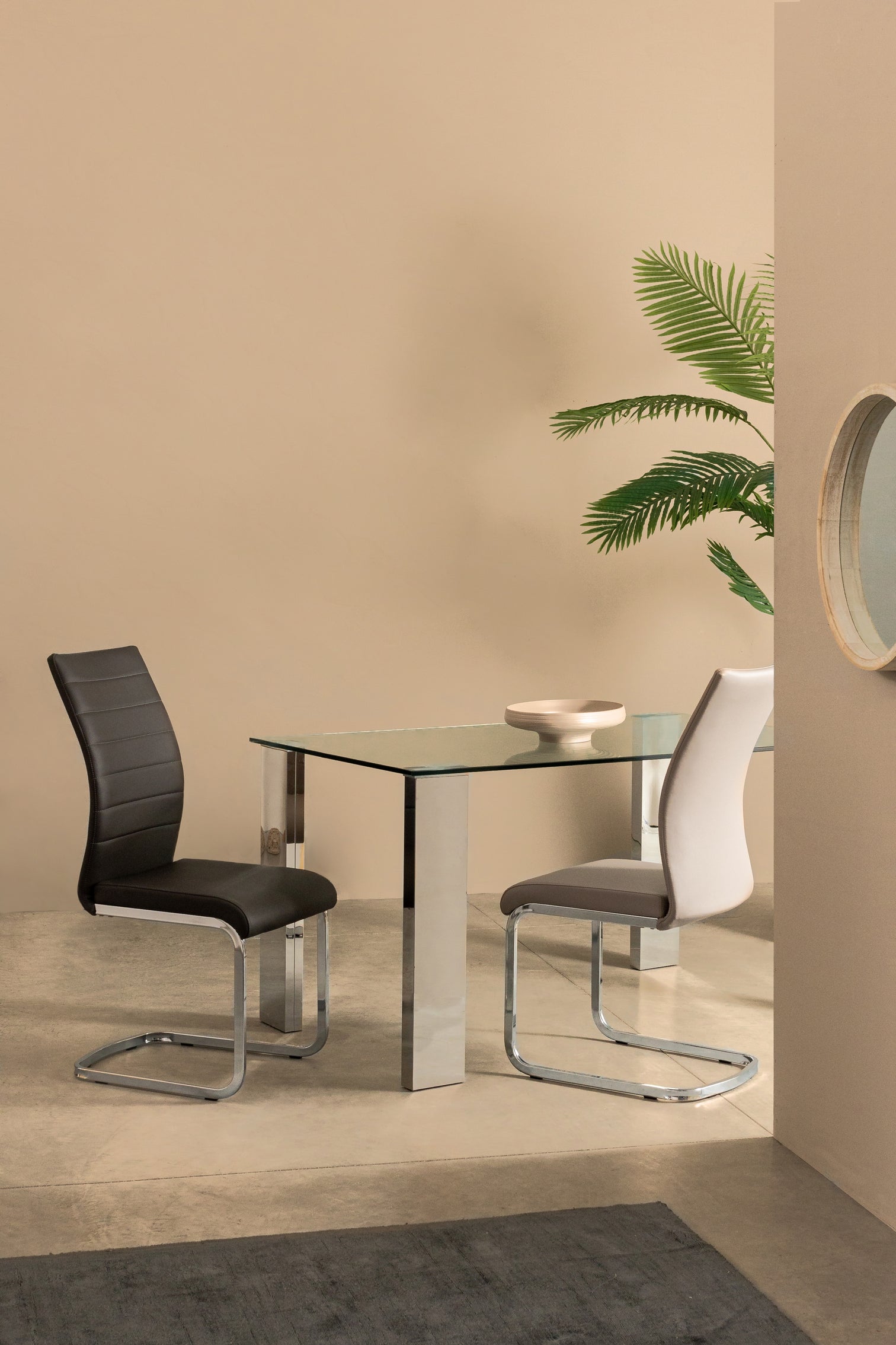
Élégante chaise cantilever « Myra » - Pieds : Argent, Revêtement : Similicuir gris foncé