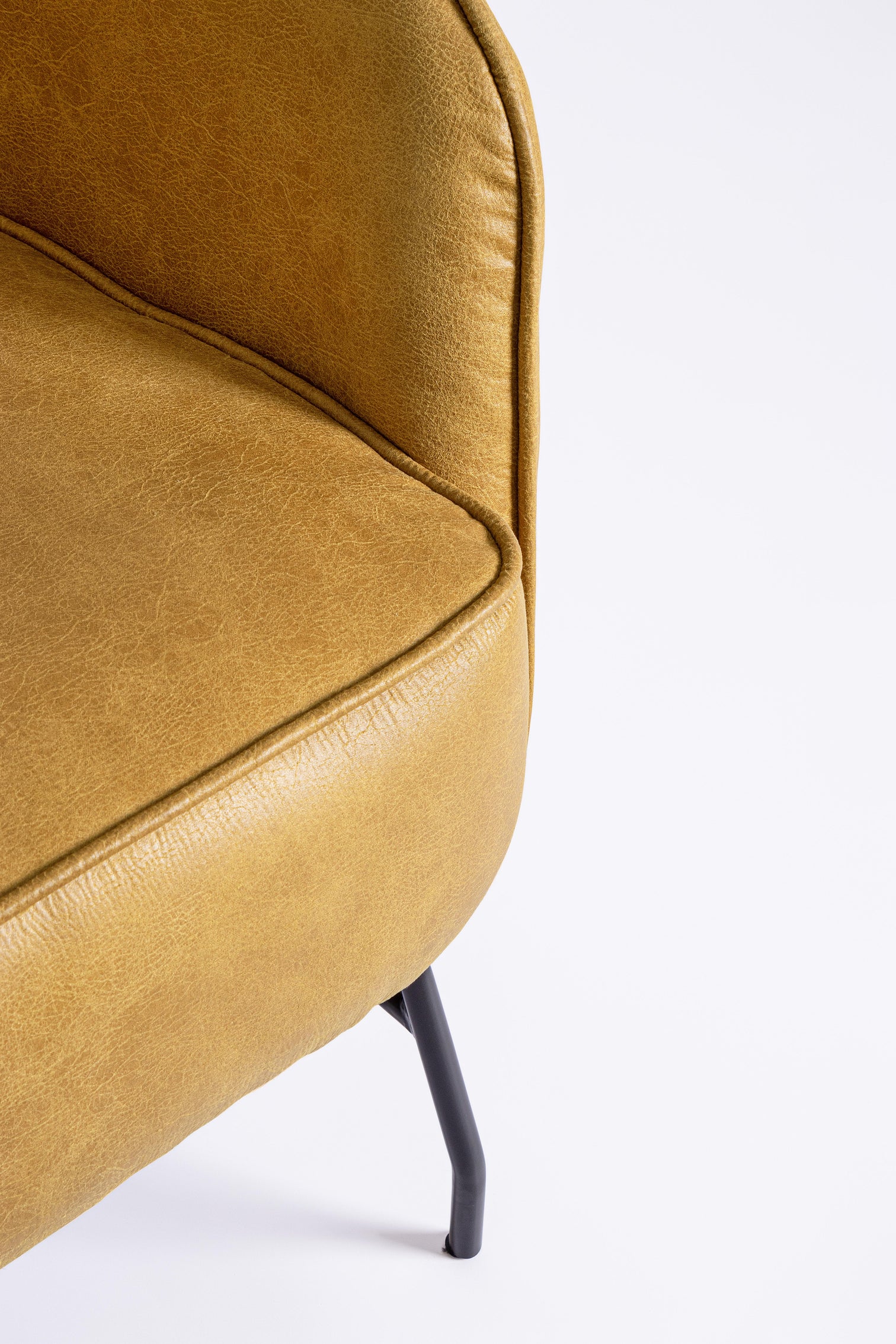 
Fauteuil de salon design « Nasira » - Pieds : Noir, Revêtement : Jaune moutarde