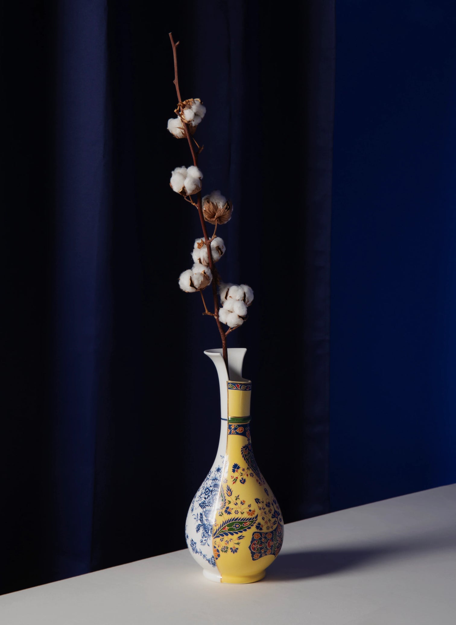 
Hand-painted "Hybrid Chunar" designer vase made of porcelain