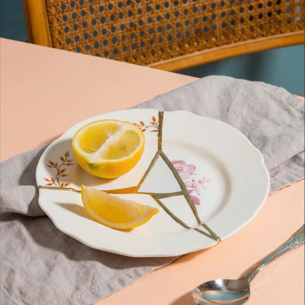 
Assiette à salade et dessert design « Kintsugi 02 » en porcelaine décorée d'or fin