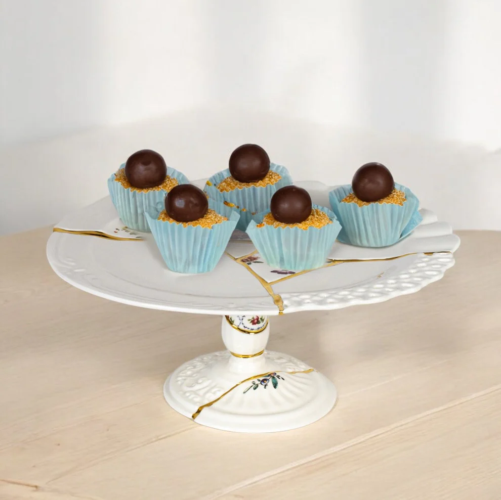 
"Kintsugi" Porcelain Cake Stand decorated with fine gold