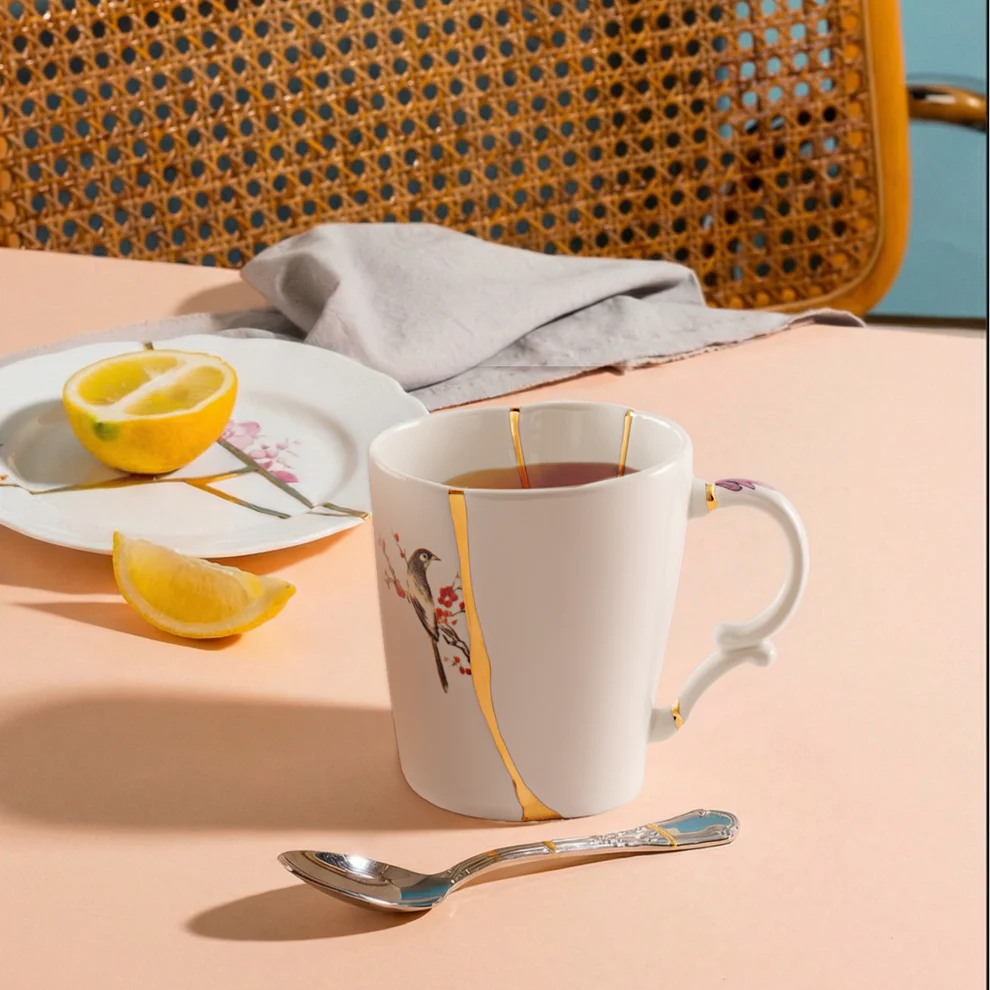 
Tasse design "Kintsugi 03" en porcelaine décorée d'or fin