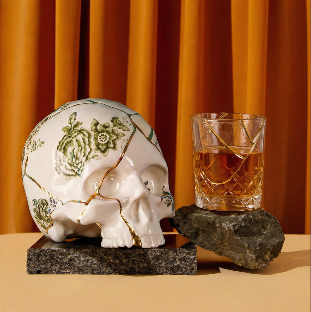 
Sculpture décorative « Kintsugi » en porcelaine ornée d'or fin