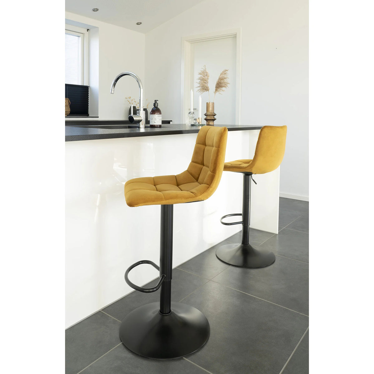 
Sgabello da bar di design «Middelfart» regolabile in altezza - Gamba: Nero, seduta: Giallo senape