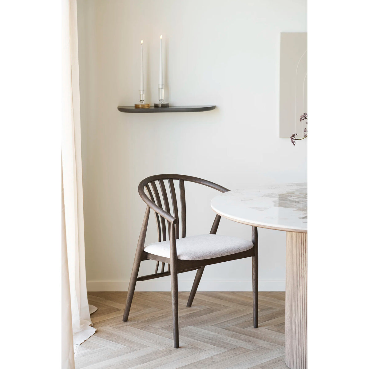 
Sedia da pranzo in legno massello «Agustin II» con braccioli - Rovere marrone scuro / Bianco