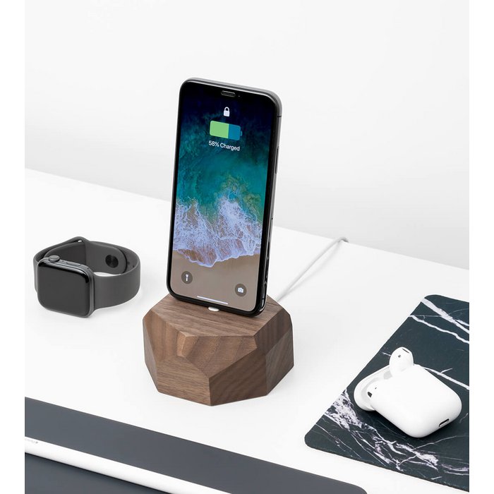 
Station de charge pour smartphone « Moritz » en bois massif - Noyer / USB-C