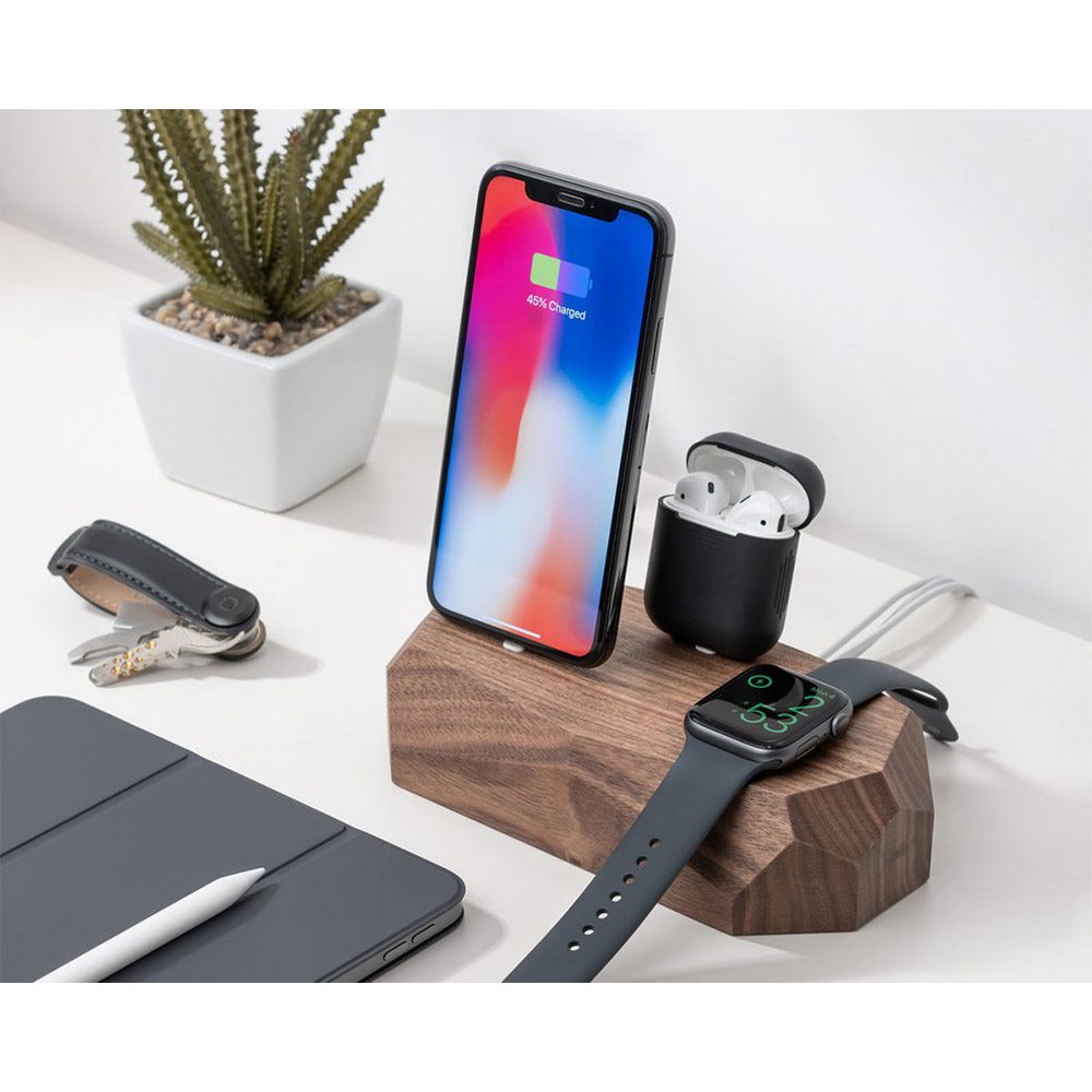 
Chargeur sans fil « Triple Doc » en noyer - 1 x Lightning, 1 x USB-C