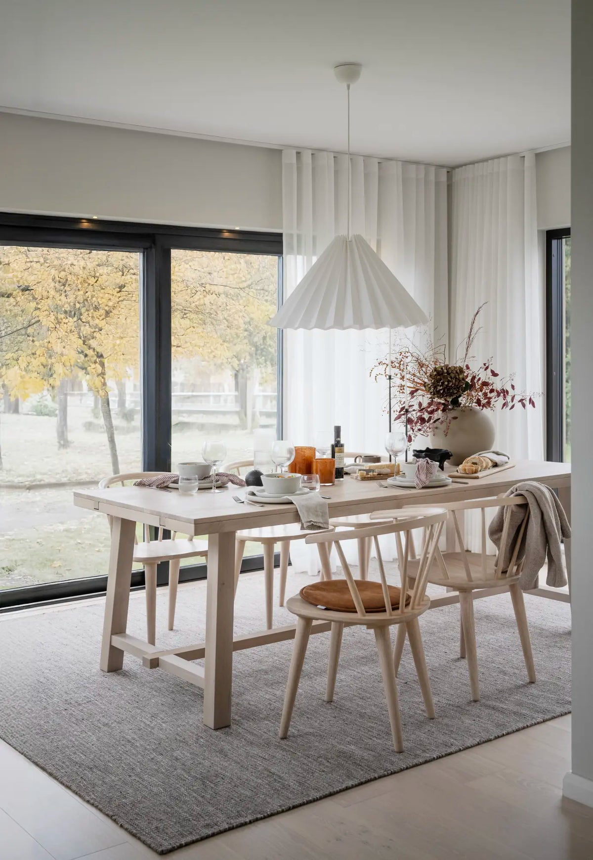 
Ausziehbarer Esstisch „Brooklyn II“ aus massiver Eiche, 220-320 x 95 cm - Eiche hell - Mit 2 Verlängerungsplatten, 320 x 95 cm