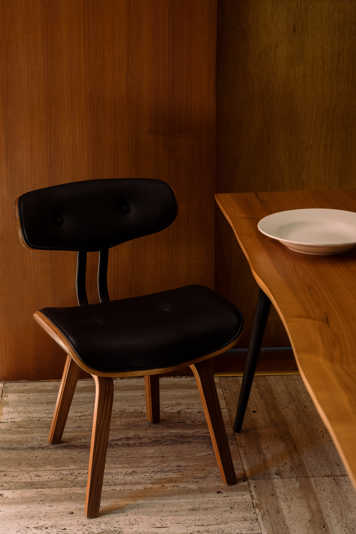 
Massivholz Design Stuhl „Blackwood“ - Nussbaum / Kunstleder Schwarz