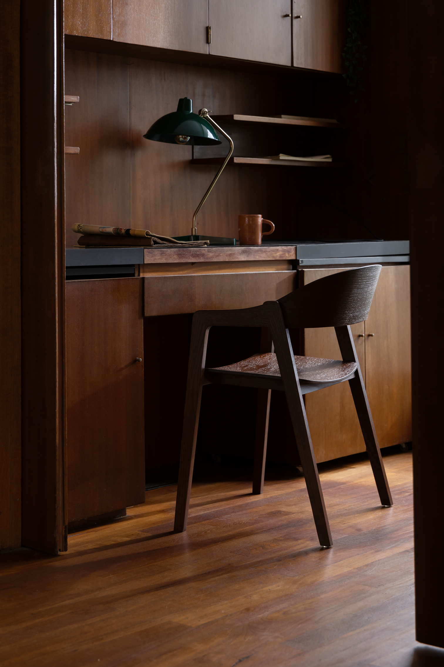 
High-quality, solid "Westlake" armchair - Oak Walnut
