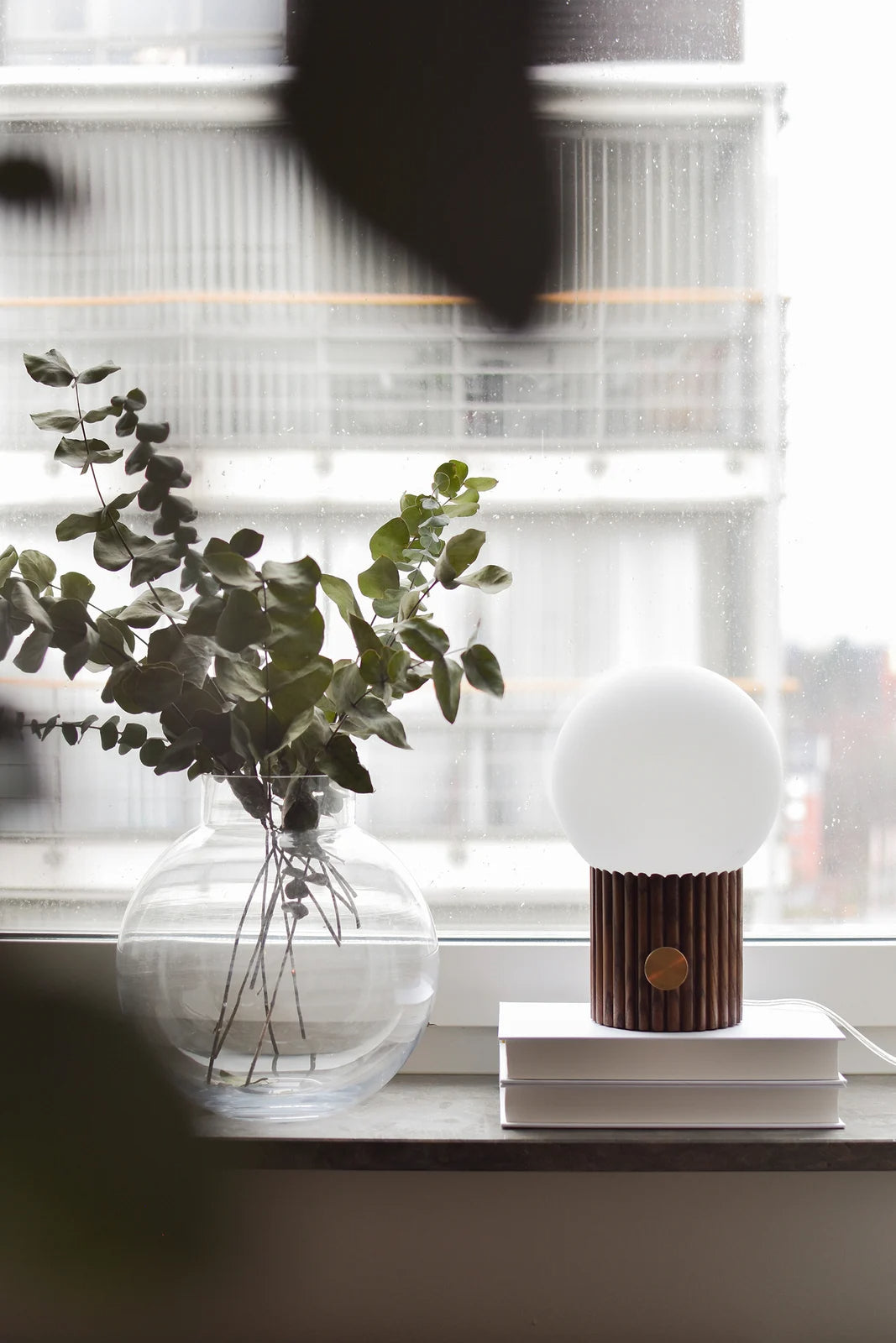 
Design Tischlampe „Hubble“ Ø 15/ H 23.5 cm - Nussbaum