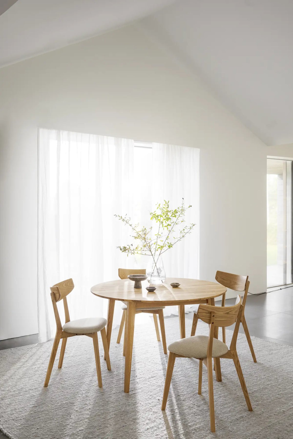 
Runder, ausziehbarer Tisch „Filippa“ aus massiver Eiche, 120-210 x 120 cm - Natural - Mit einer Verlängerungsplatte, 120-165 x 120 cm