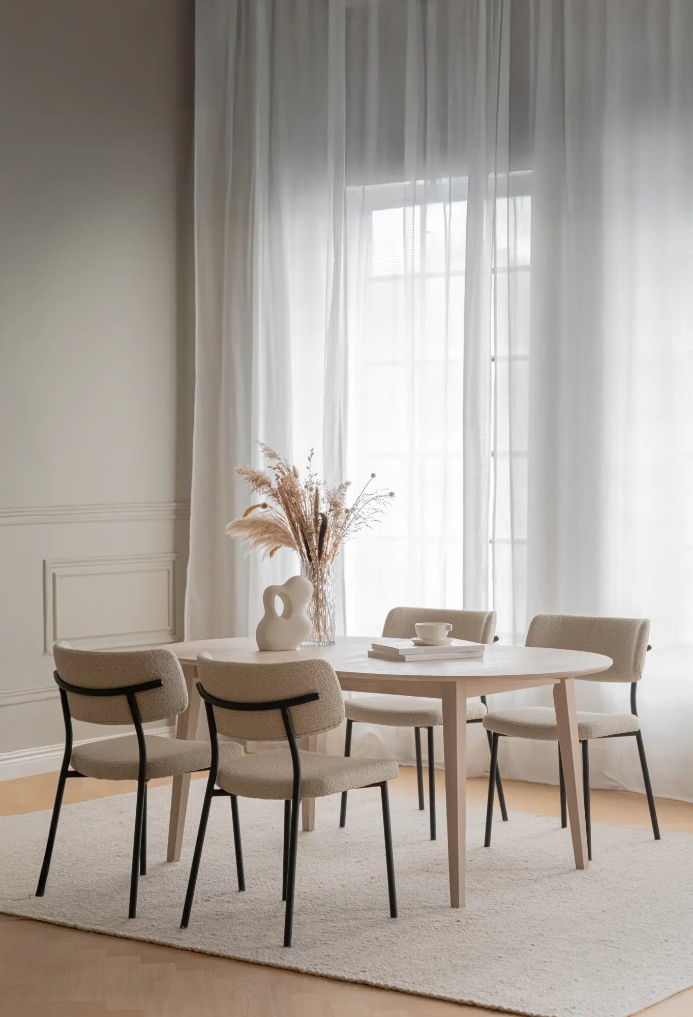 
Oval extendable table "Filippa" made of solid oak, 170-250 x 105 cm, light oak - With 2 extension plates, 250 x 105 cm