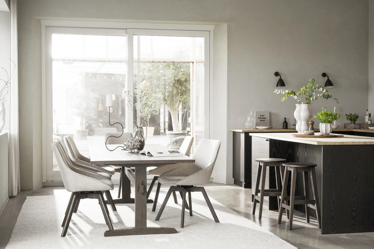 
Chaise design pivotante à 360° « Alison » avec pied en bois massif - Chêne foncé / Beige clair