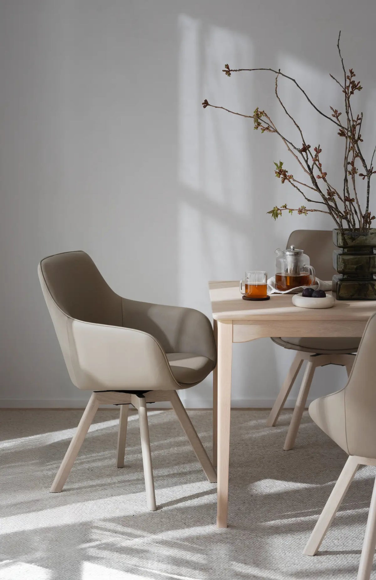 
Sedia con braccioli in vera pelle girevole a 360° «Alison» con base in legno massello - Rovere chiaro / Beige