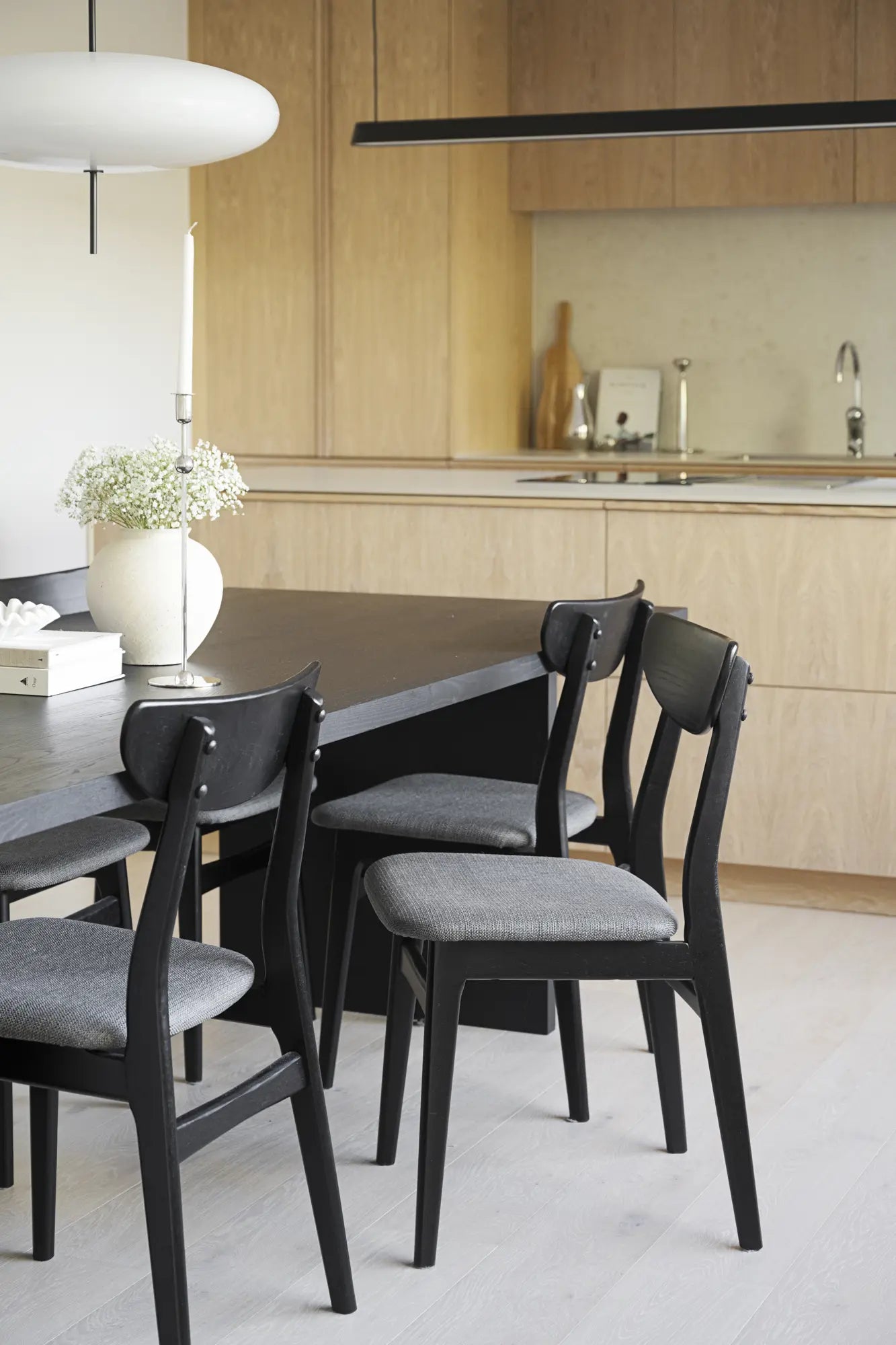 
Chaise design « Rodham » en chêne massif - Chêne noir
