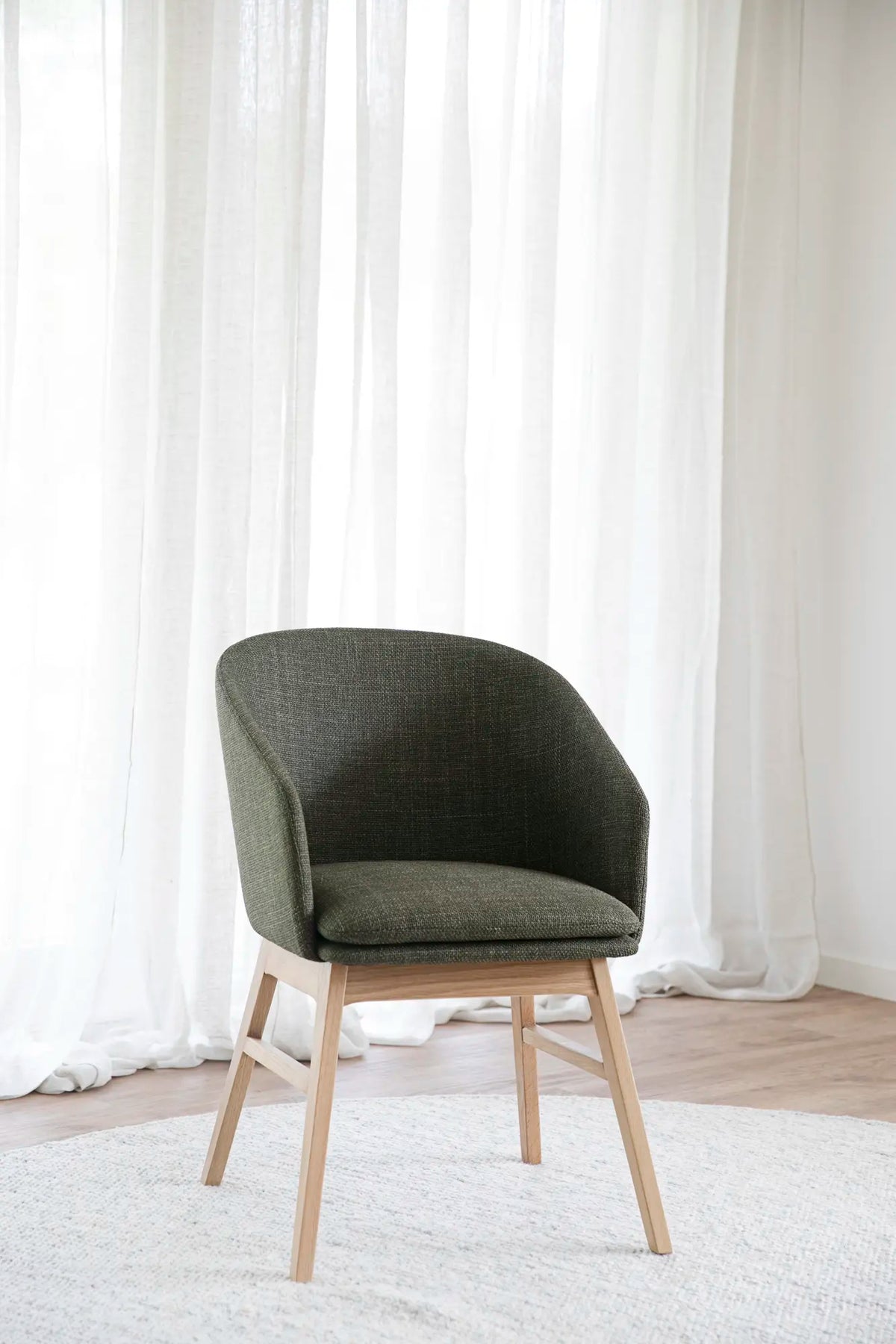 
Sedia con braccioli di design in legno massello «Windham» - Verde / Quercia Natural