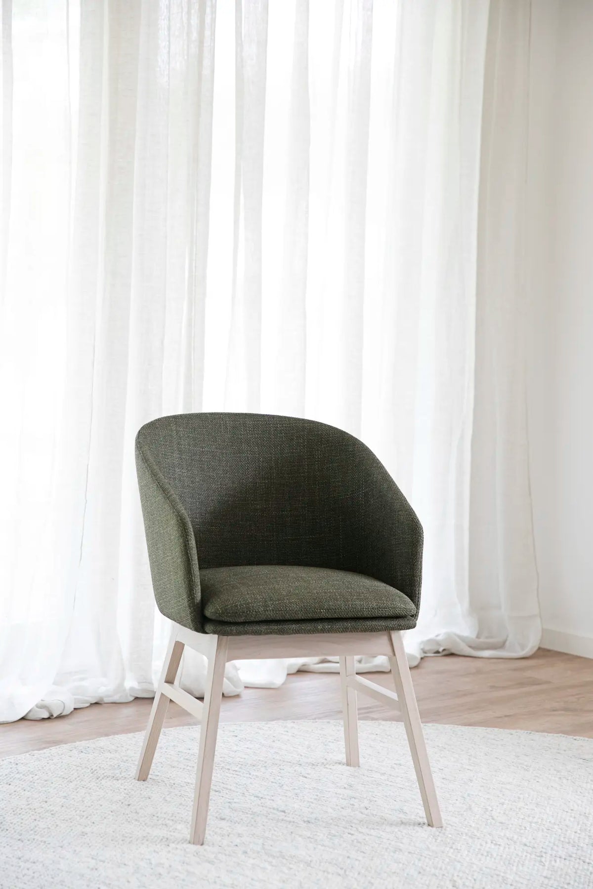 
Sedia con braccioli di design in legno massello «Windham» - Verde / rovere chiaro