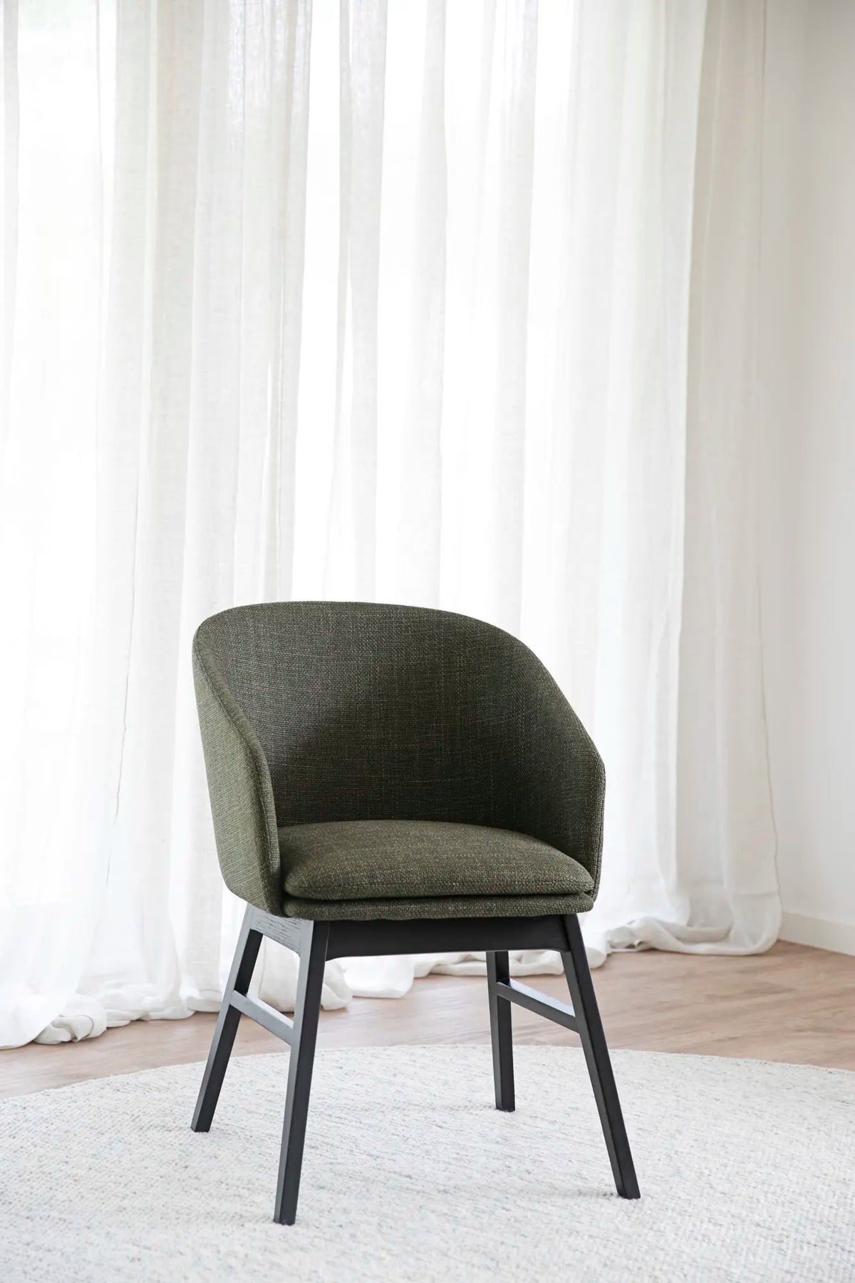 
Sedia con braccioli di design in legno massello «Windham» - Verde / Rovere Nero
