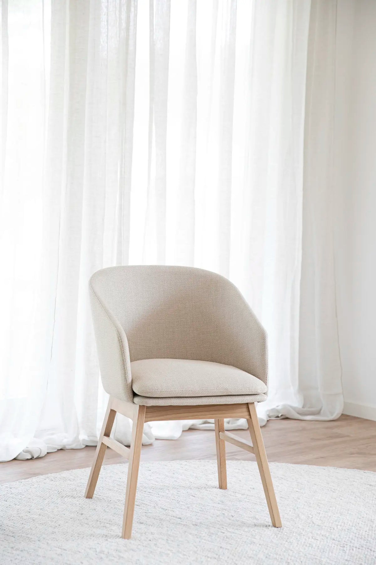 
Sedia con braccioli di design in legno massello «Windham» - Beige / Rovere Natural