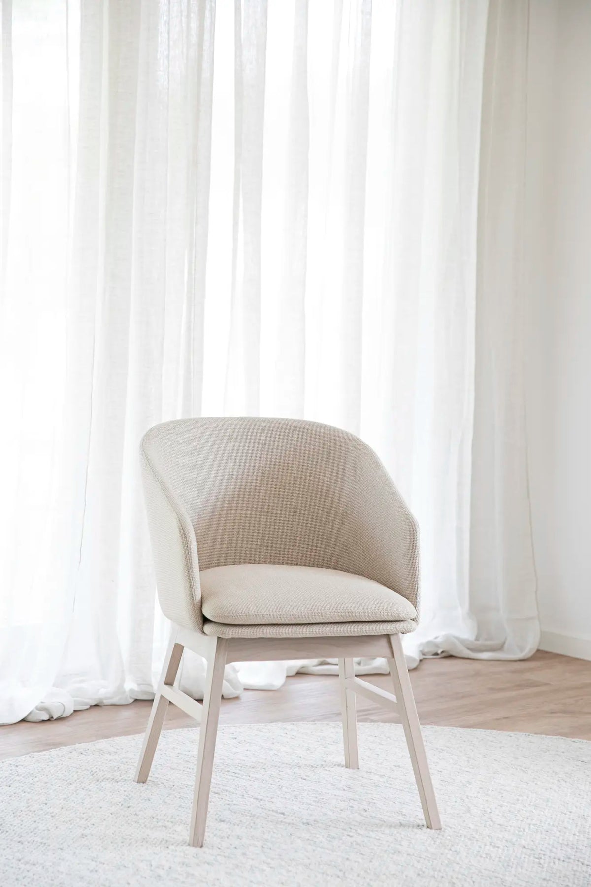 
Sedia con braccioli di design in legno massello «Windham» - Beige / Quercia chiara