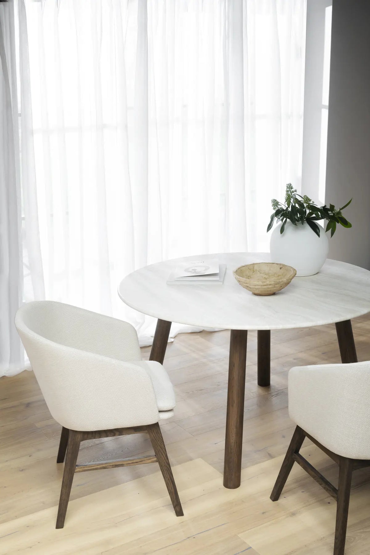 
Sedia con braccioli di design in legno massello «Windham» - Beige / Rovere Marrone scuro