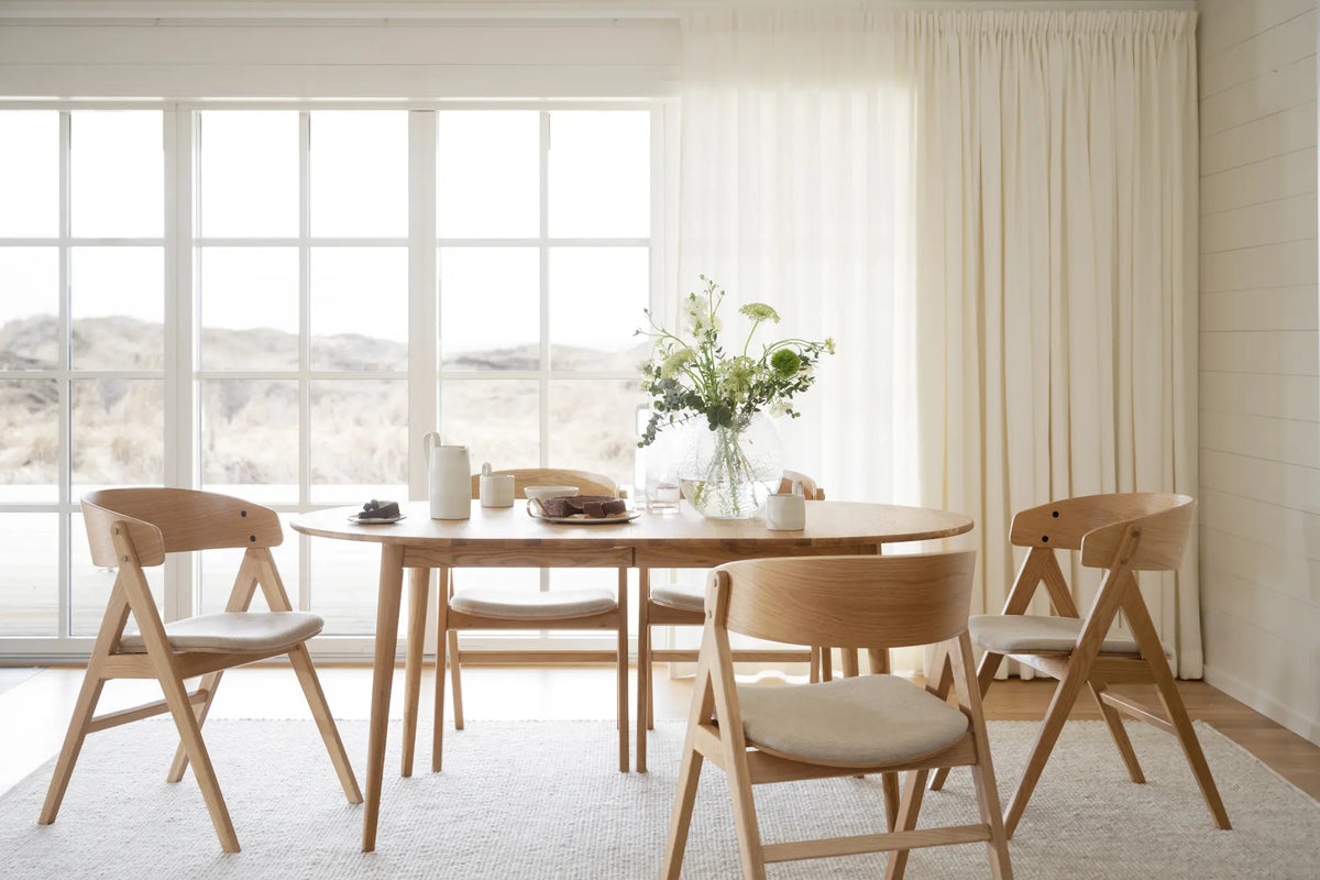 
Sedia di design con braccioli in legno massiccio “Waterton” - Naturale
