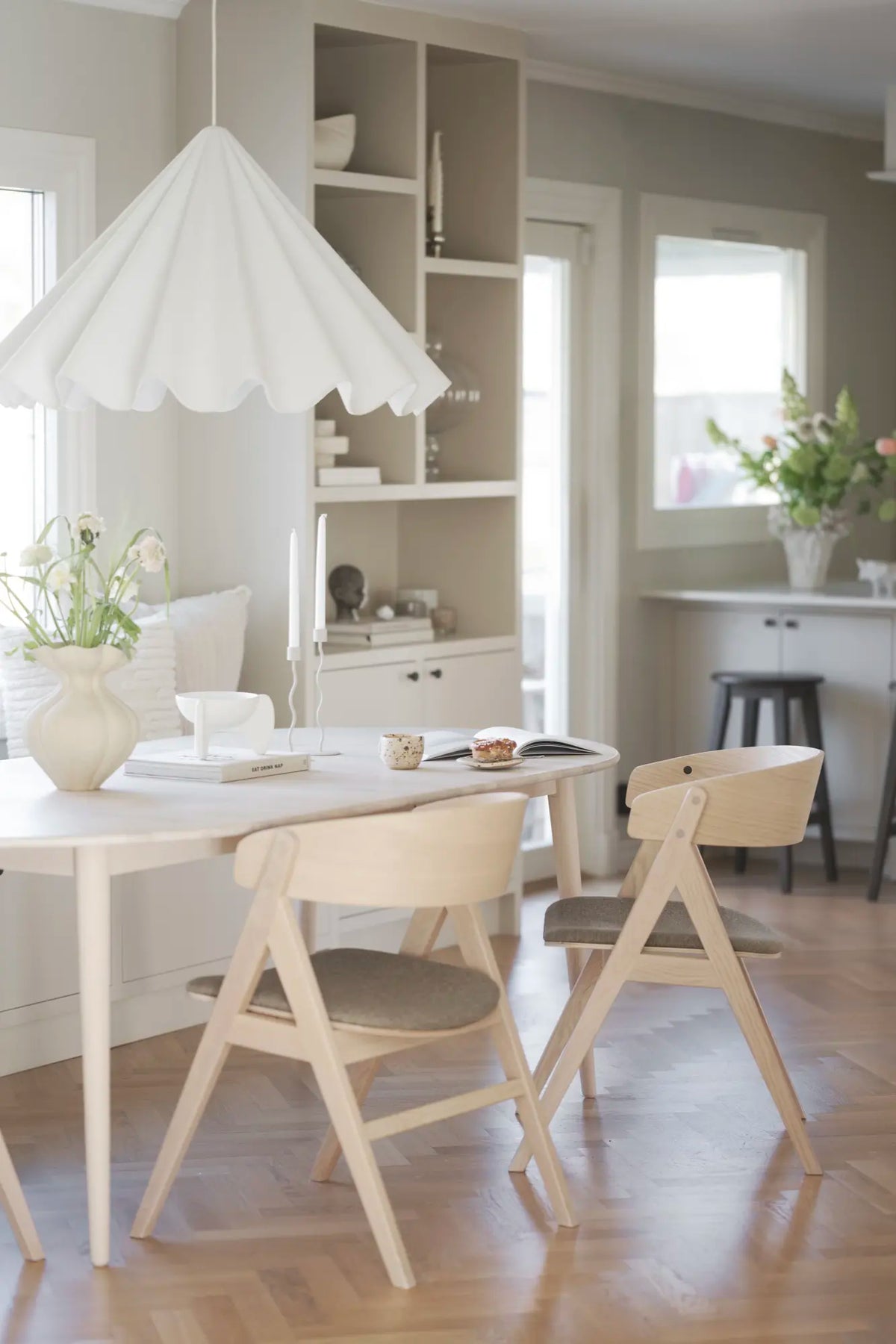 
Sedia di design con braccioli in legno massiccio “Waterton” - Imbiancatura
