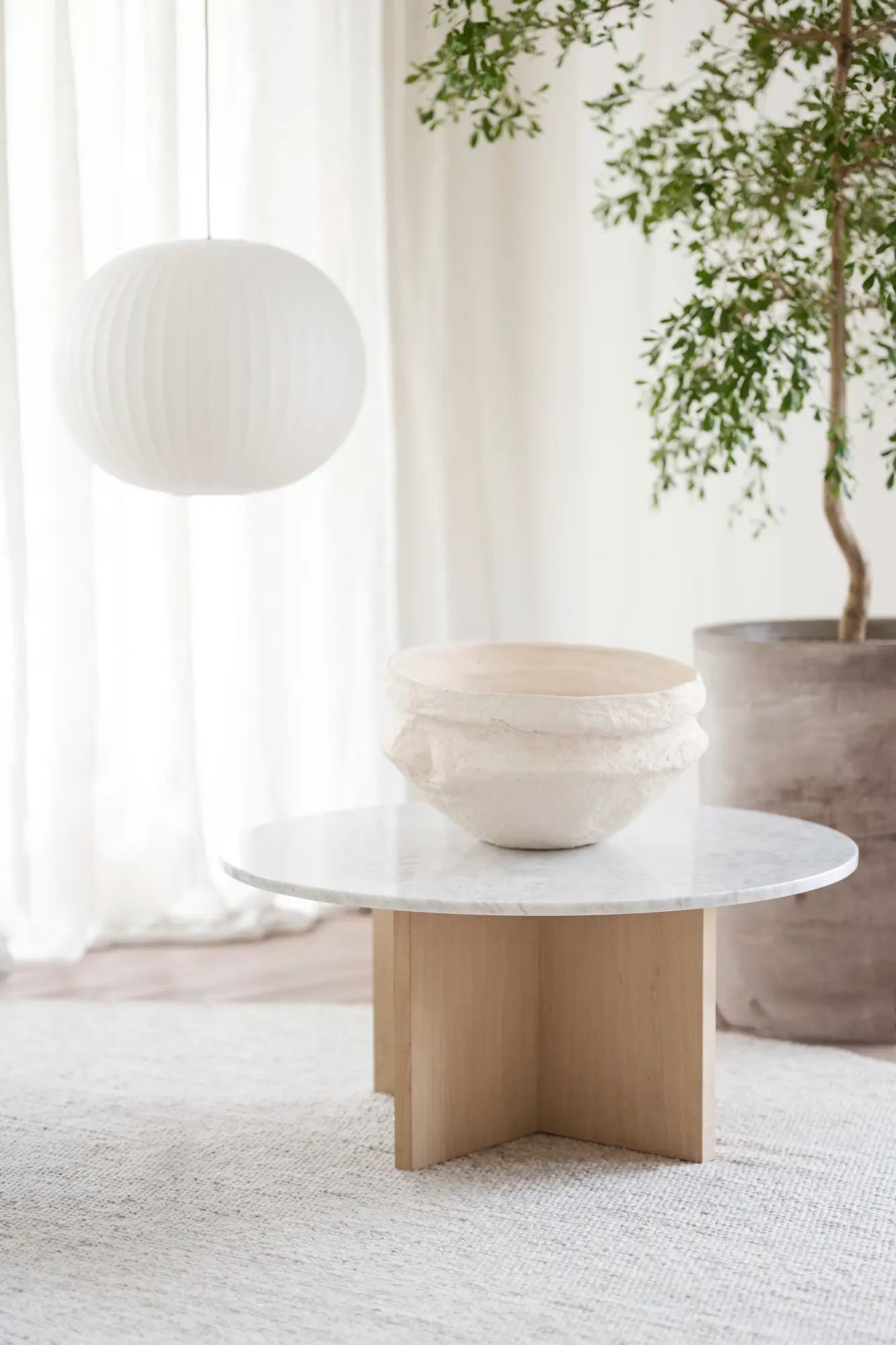 
High-quality, round marble coffee table "Brooksville" Ø 90 cm - Light oak / Carrara marble
