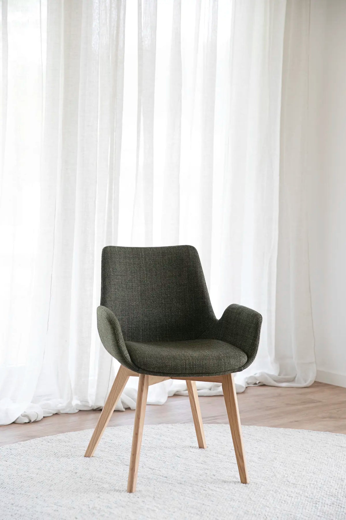 
Sedia con braccioli di design in legno massello «Drimsdale» - Verde / Rovere Naturale