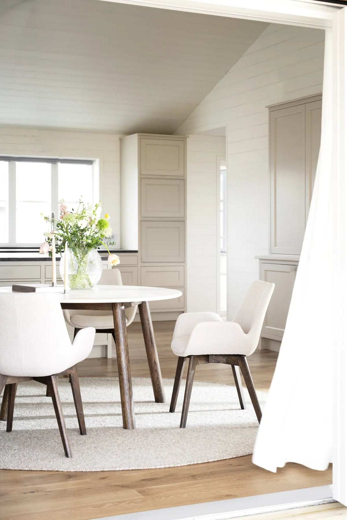 
Sedia con braccioli di design in legno massello «Drimsdale» - Beige / Rovere Marrone scuro
