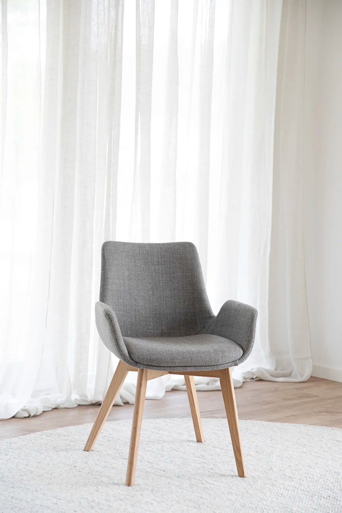 
Sedia con braccioli di design in legno massello «Drimsdale» - Greige / Eiche naturale