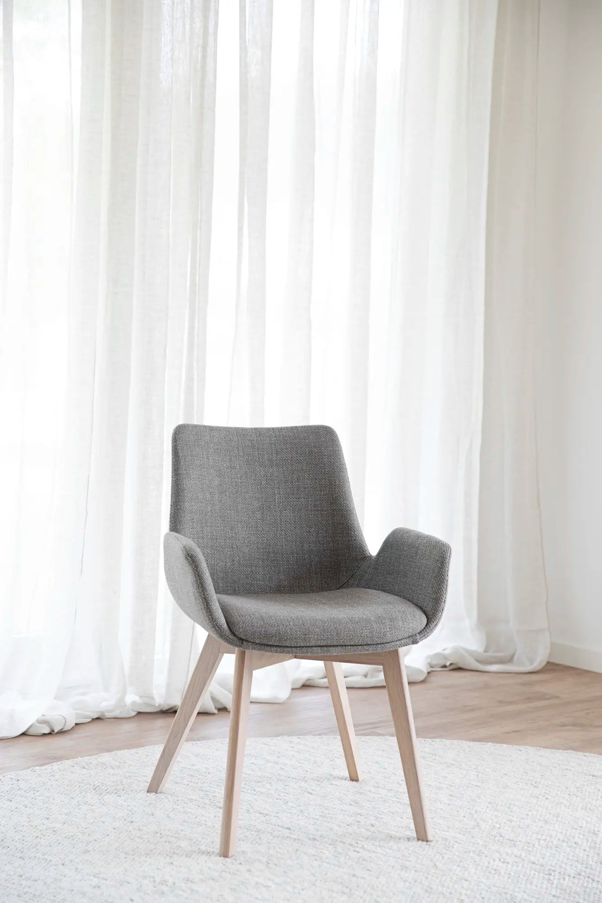 
Sedia con braccioli di design in legno massello «Drimsdale» - Greige / Quercia chiara