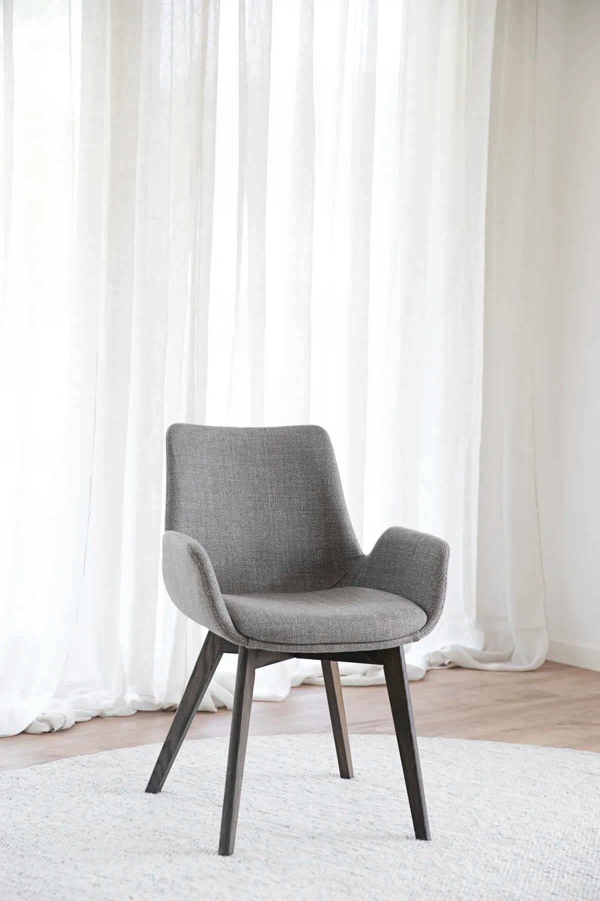 
Sedia con braccioli di design in legno massello «Drimsdale» - Greige / Rovere Marrone scuro