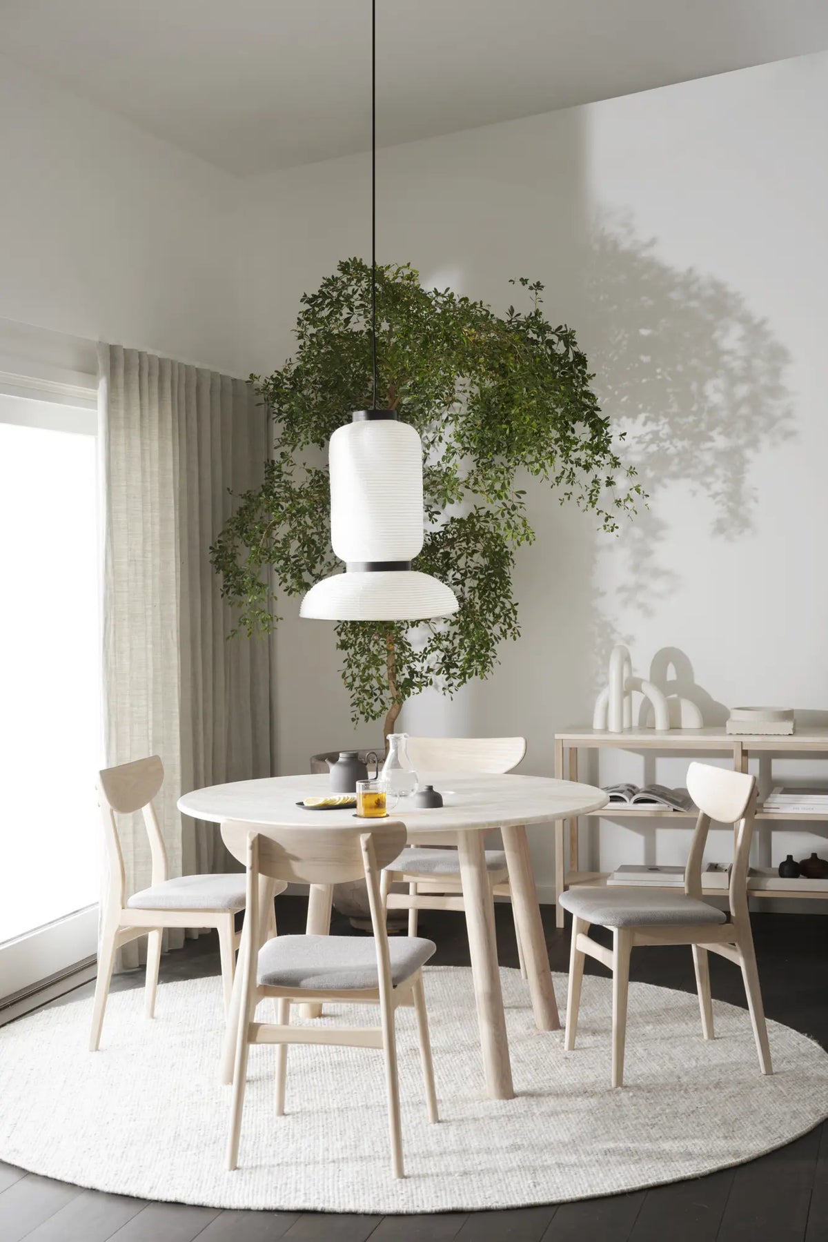 
Tavolo da pranzo rotondo di design in marmo “Taransay” Ø 125 cm - Travertino /Rovere Whitewash