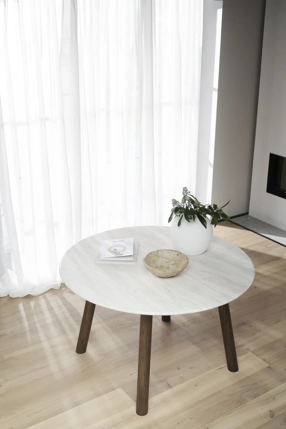 
Tavolo da pranzo rotondo di design in marmo “Taransay” Ø 125 cm - Travertino /Quercia Marrone scuro