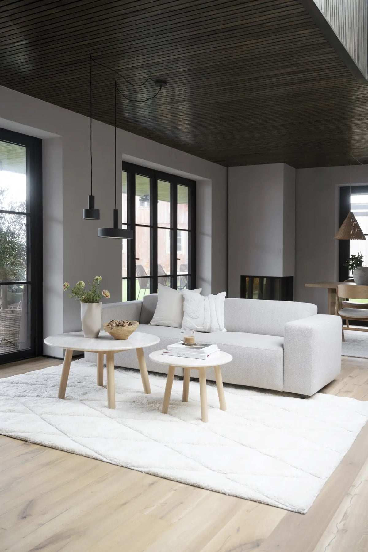 
Runder Design Couch- und Beistelltisch „Taransay“ Ø 60 cm - Travertin / Eiche Whitewash