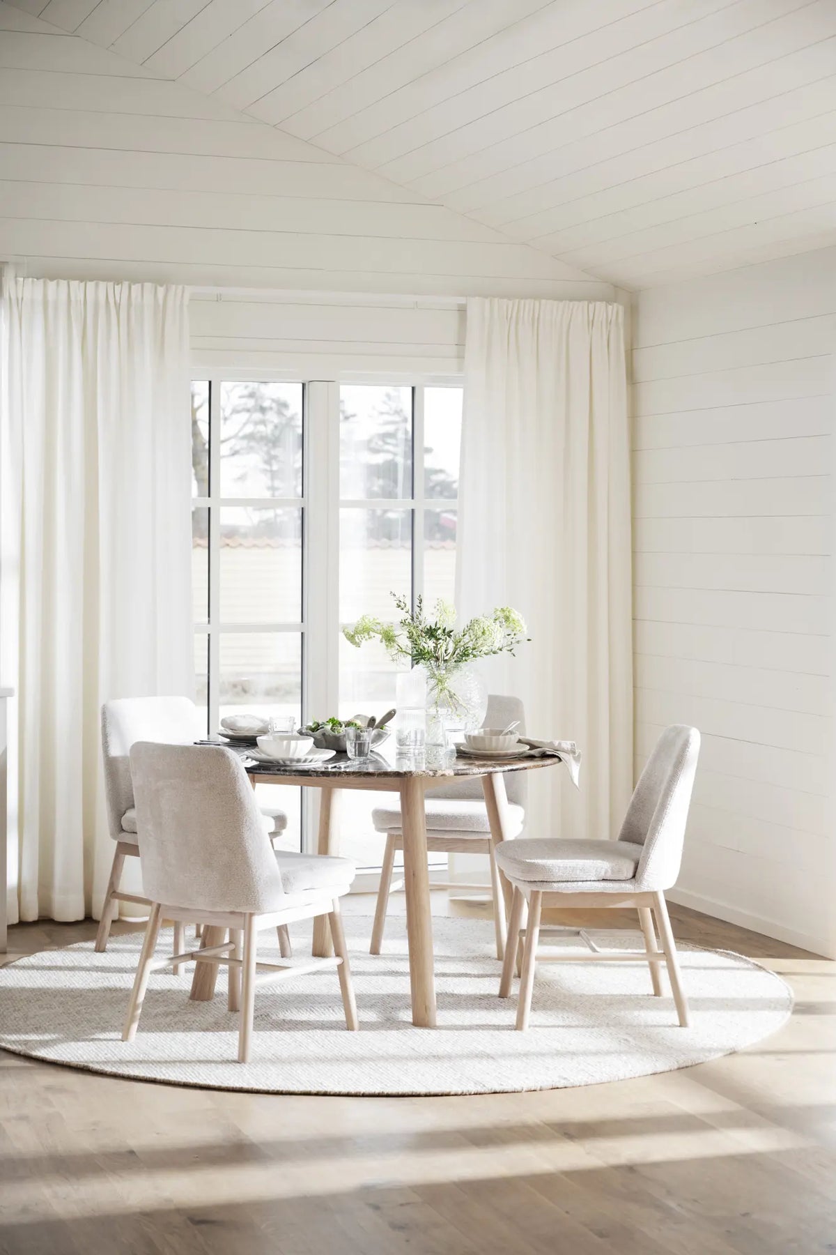 
Tavolo da pranzo rotondo di design in marmo “Taransay” Ø 125 cm - Emperador Marmor/Eiche Whitewash