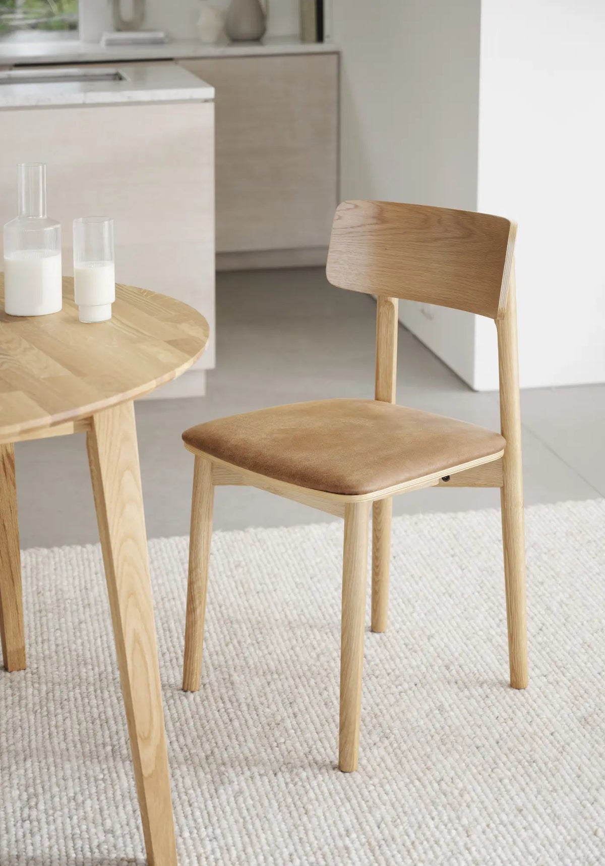 
Sedia di design in legno massello «Wolcott» - rovere naturale/ pelle marrone