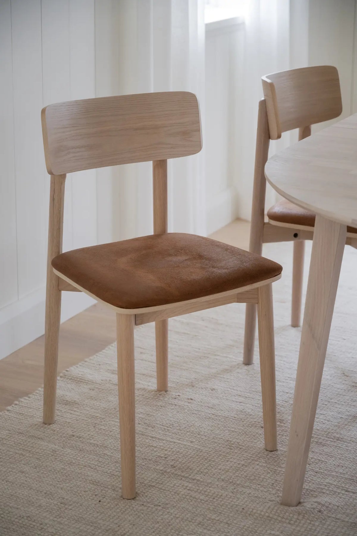 
Sedia di design in legno massello «Wolcott» - rovere chiaro/ pelle marrone