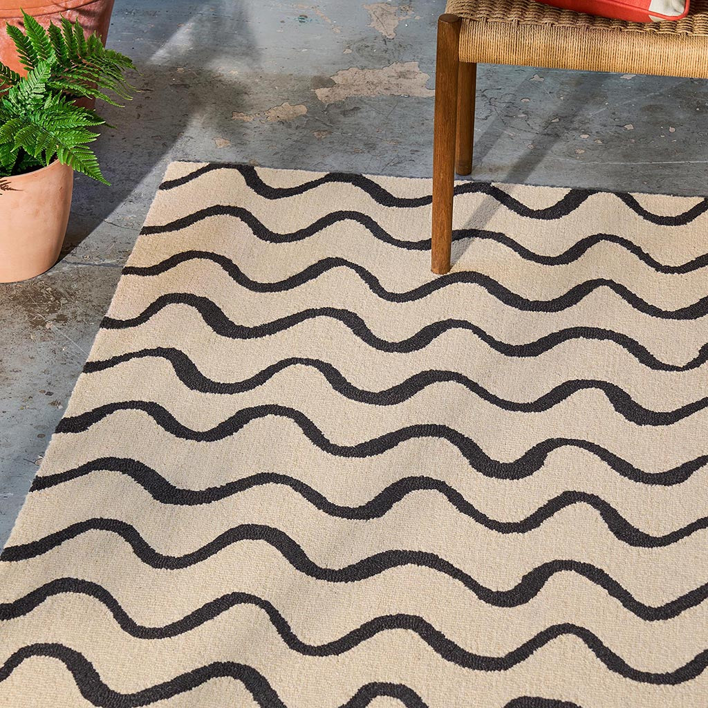 
Tapis en laine design « Ribbon » – tufté à la main - 120 x 180 cm / Charbon de bois
