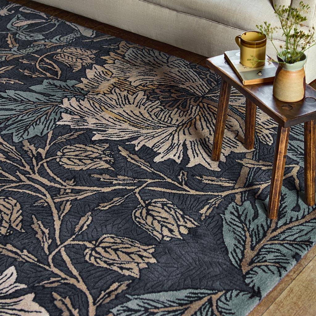
Tapis design « Honeysuckle & Tulip » – tufté main, 100 % pure laine vierge - 170 x 240 cm / Guède et thym