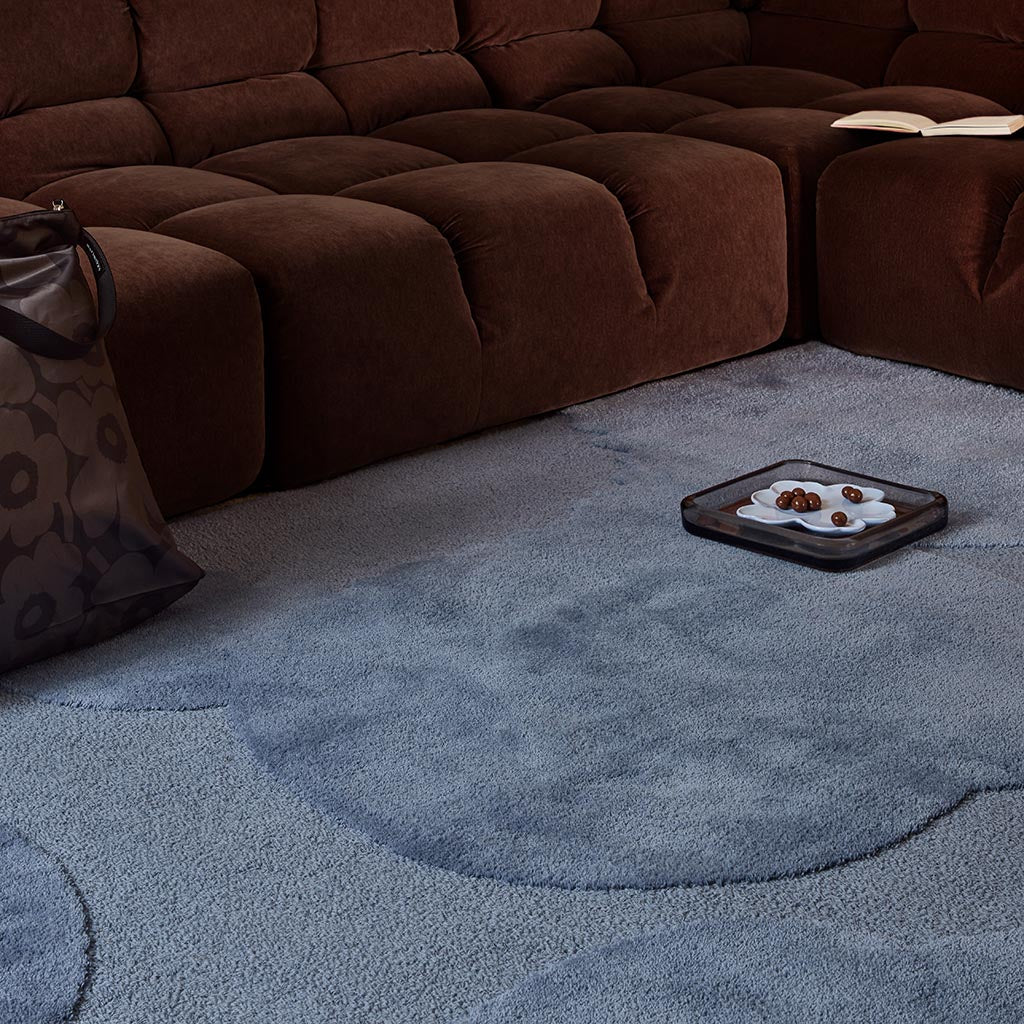 
Handgetufteter Designer Teppich „Iso Unikko Dusty Blue“ aus 100% Wolle, verschiedene Grössen - 140 x 200 cm