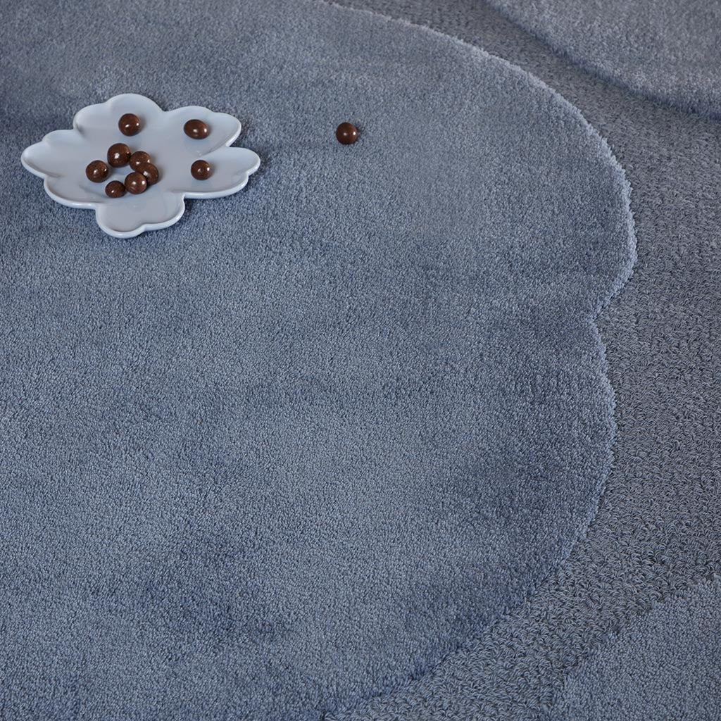 
Handgetufteter Designer Teppich „Iso Unikko Dusty Blue“ aus 100% Wolle, verschiedene Grössen - 170 x 240 cm