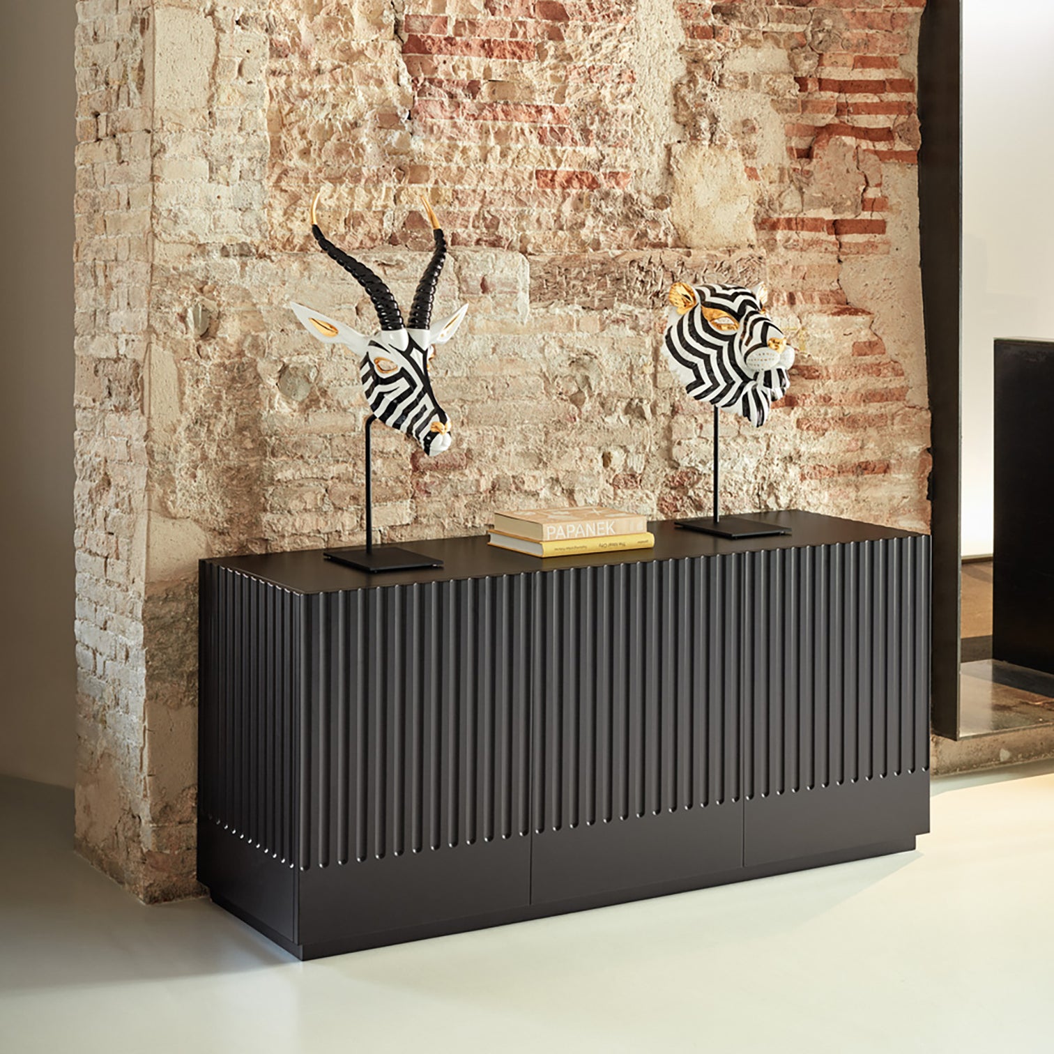 
Buffet design «Doric» noir - 3 portes